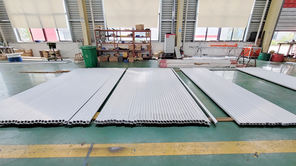 框架与五金件加工区