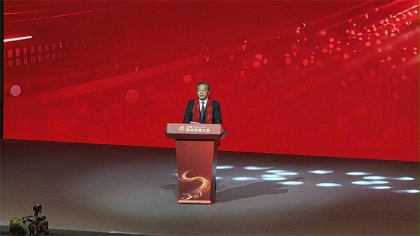 上图为：江苏省委常委、苏州市委书记范波做主题发言