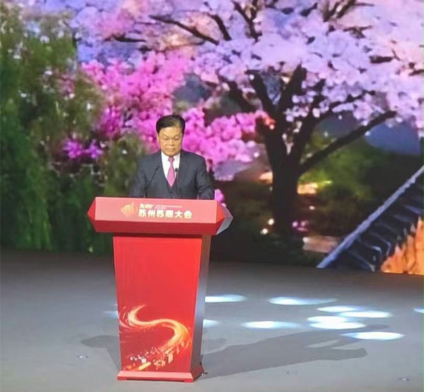 上图为：亨通集团董事局主席崔根良做主题分享