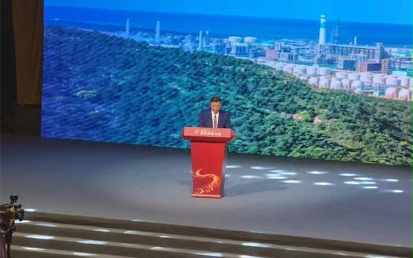 上图为：恒力集团董事长陈建华做主题分享