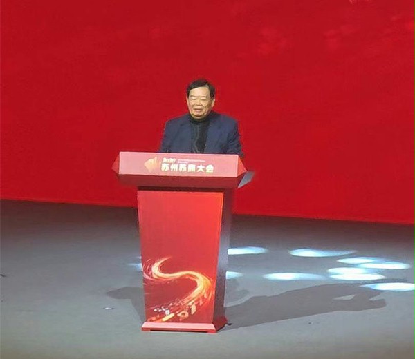 上图为：福耀玻璃创始人、荣誉董事长曹德旺做主题分享