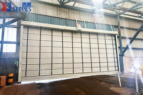 钢材物料厂想要抗住大风选什么工业门 堆积快速门来解决