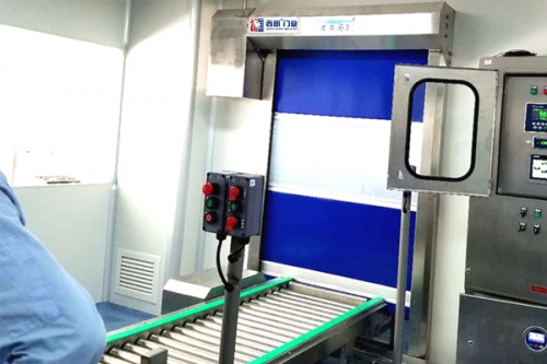 车间洁净区物料传递防风防尘方案：PVC快速门联动送料口设备