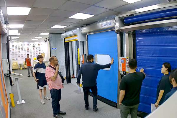 外国客户来访西朗总部展厅