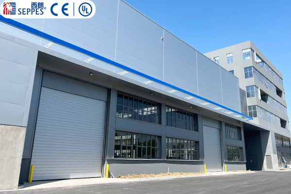 华腾厂房安装的硬质快速门外部