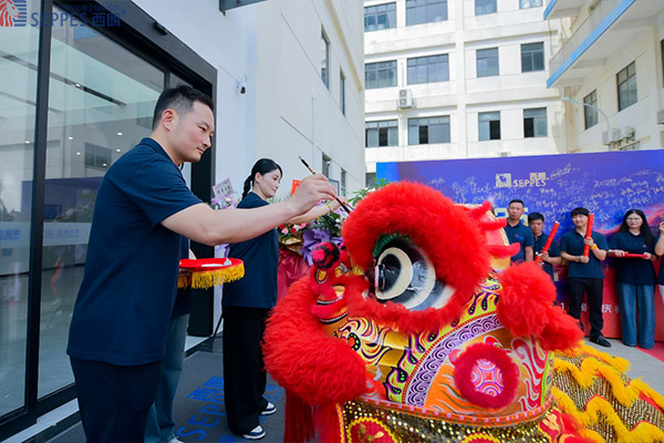 西朗门业董事长杨元嘉与江总一起为狮子点睛