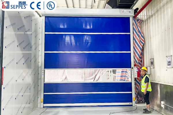 2025年8月刚安装好的防尘快速门