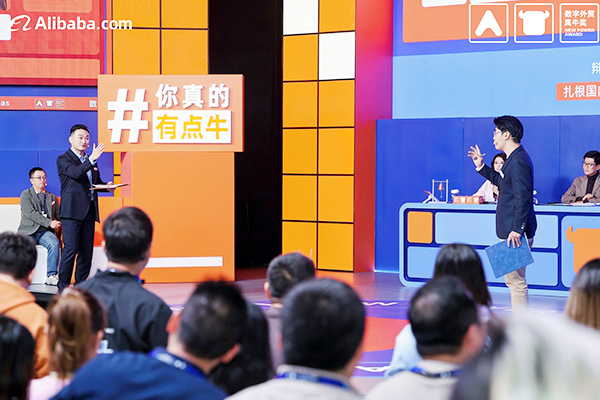 西朗门业总经理杨元嘉与对手辩论